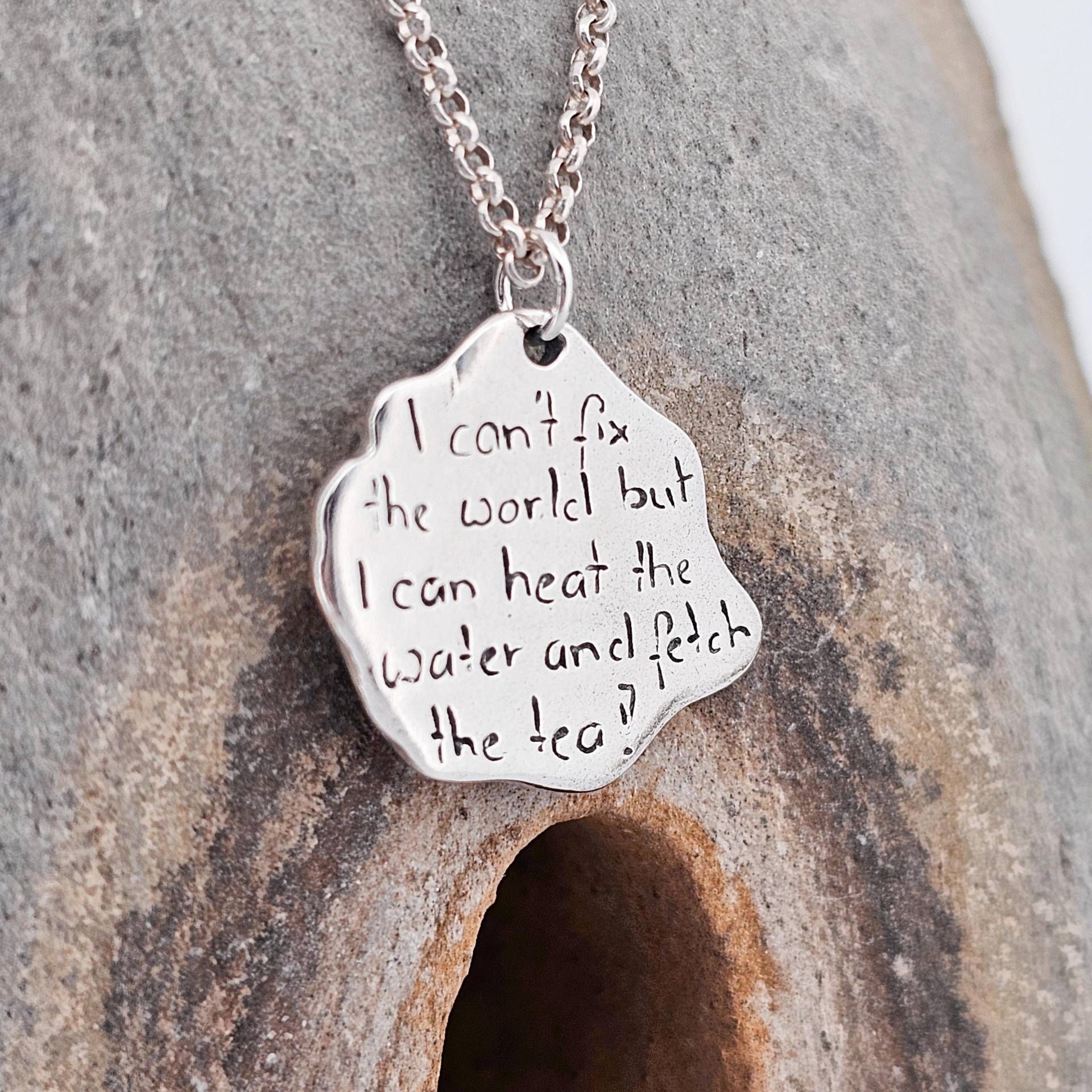 Zitat "I Can't Fix The World But I Can Heat Water & Fetch Tea", 925 Sterling Silber, Handgefertigt in Der Schweiz, Handgraviert von WhisperOfWildflowers