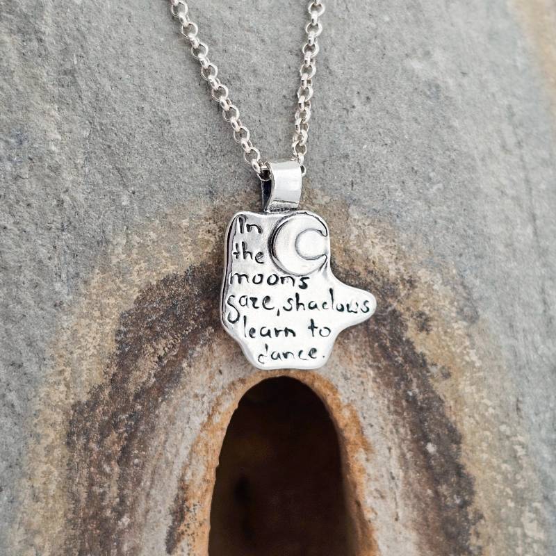 Zitat "In The Moons Gaze, Shadows Learn To Dance.", 925Silber, Handgefertigt in Der Schweiz, Handgraviert von WhisperOfWildflowers
