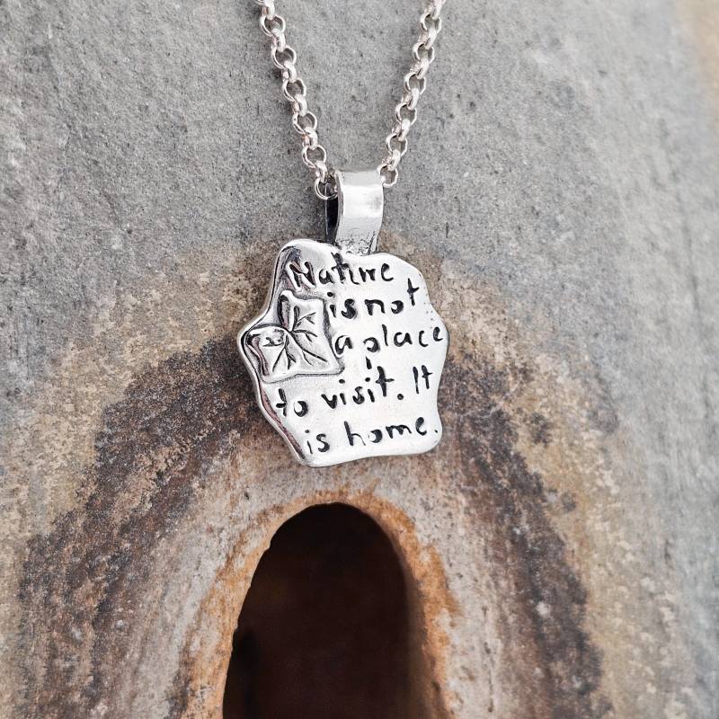 Zitat "Nature Is Not A Place To Visit. It Home.", 925Silber, Handgefertigt in Der Schweiz, Handgraviert von WhisperOfWildflowers