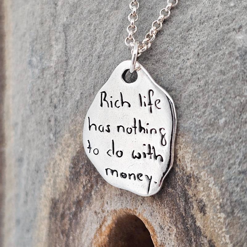 Zitat "Rich Life Has Nothing To Do With Money.", Sterling Silber Handgefertigt, Einzelstück, Anhänger, Halskette von WhisperOfWildflowers