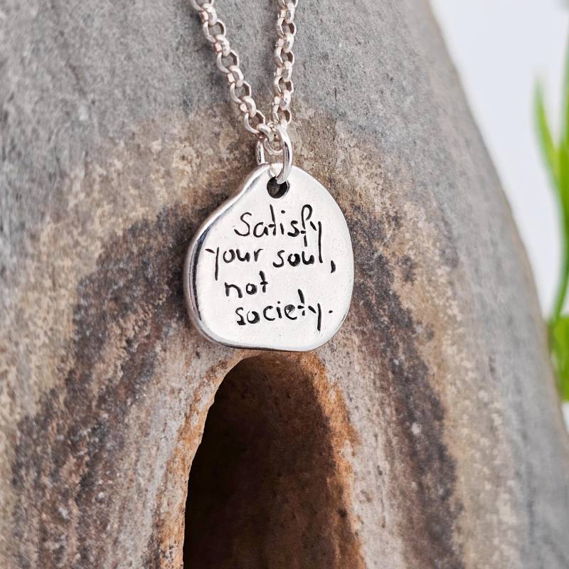 Zitat "Satisfy Your Soul, Not Society.", Sterling Silber, Handgefertigt in Der Schweiz, Einzelstück, Anhänger, Handgraviert, Poesi, Gedicht von WhisperOfWildflowers