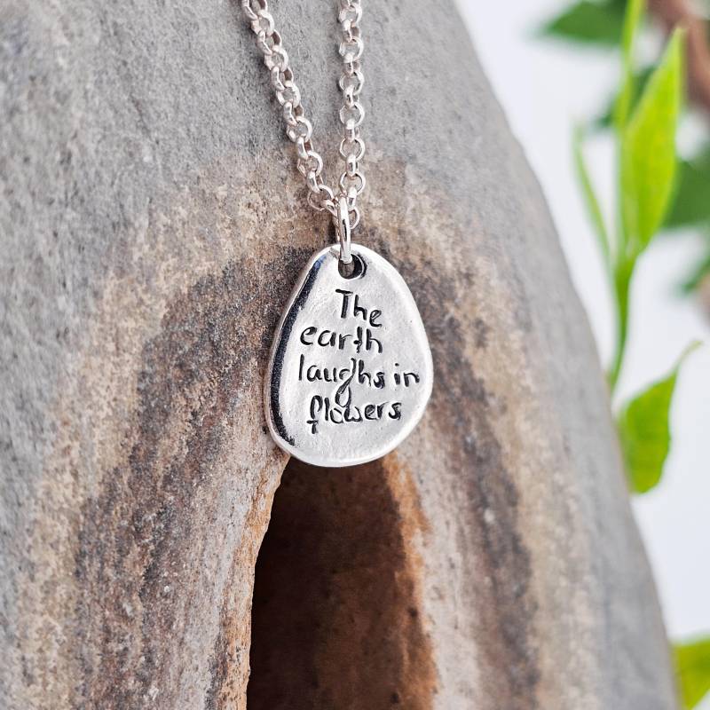 Zitat "The Earth Laughs in Flowers", Sterling Silber, Handgefertigt Der Schweiz, Einzelstück, Anhänger, Handgraviert, Poesi, Gedicht von WhisperOfWildflowers