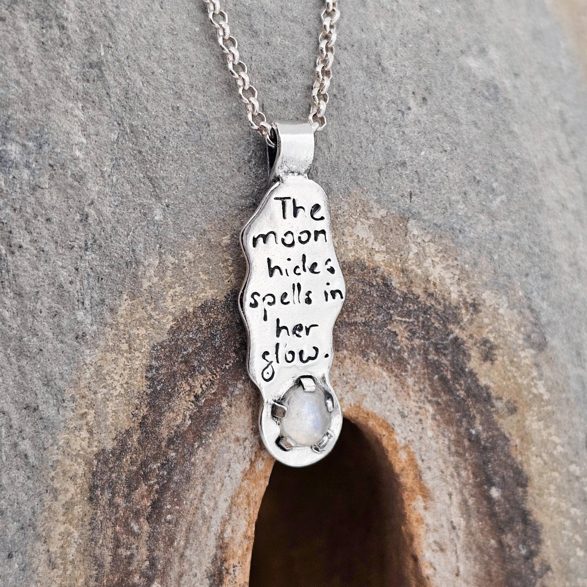Zitat "The Moon Hides Spells in Her Glow.", Sterling Silber, Handgefertigt Der Schweiz, Einzelstück, Anhänger, Handgraviert von WhisperOfWildflowers