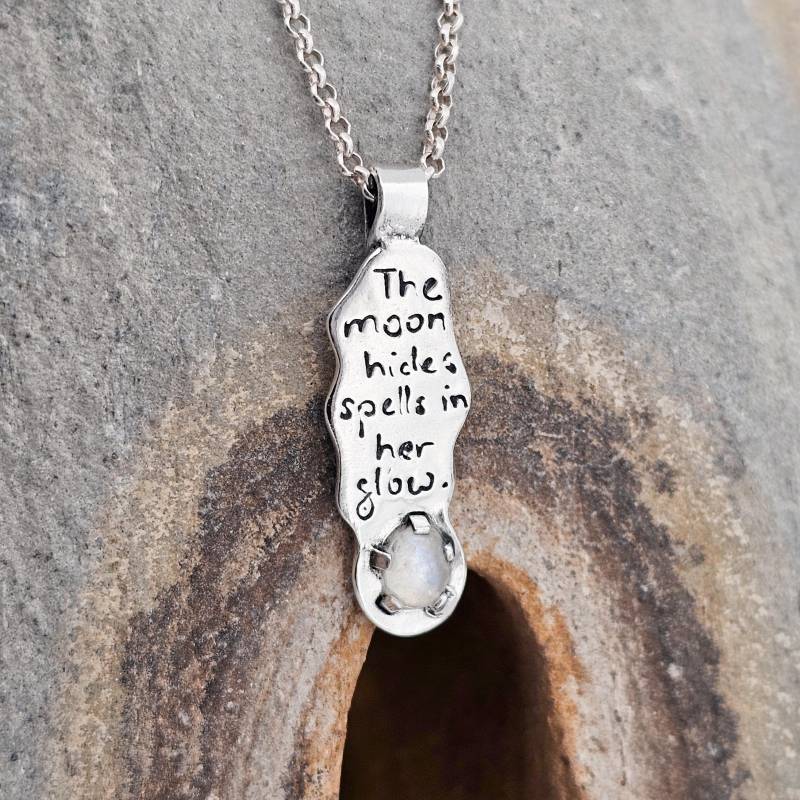 Zitat "The Moon Hides Spells in Her Glow.", Sterling Silber, Handgefertigt Der Schweiz, Einzelstück, Anhänger, Handgraviert von WhisperOfWildflowers