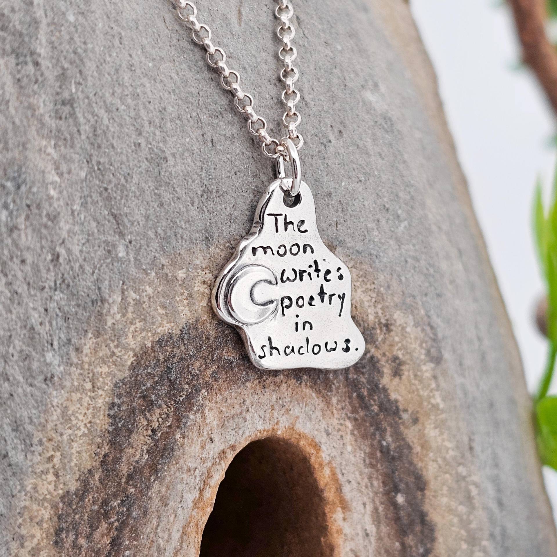 Zitat "The Moon Write Poetry in Shadows.", 925Silber, Handgefertigt Der Schweiz, Handgraviert von WhisperOfWildflowers