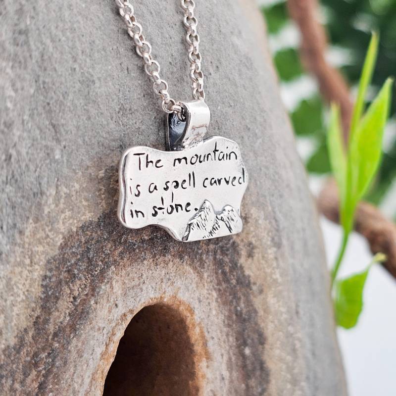Zitat "The Mountain Is A Spell Carved in Stone.", 925Silber, Handgefertigt Der Schweiz, Handgraviert von WhisperOfWildflowers