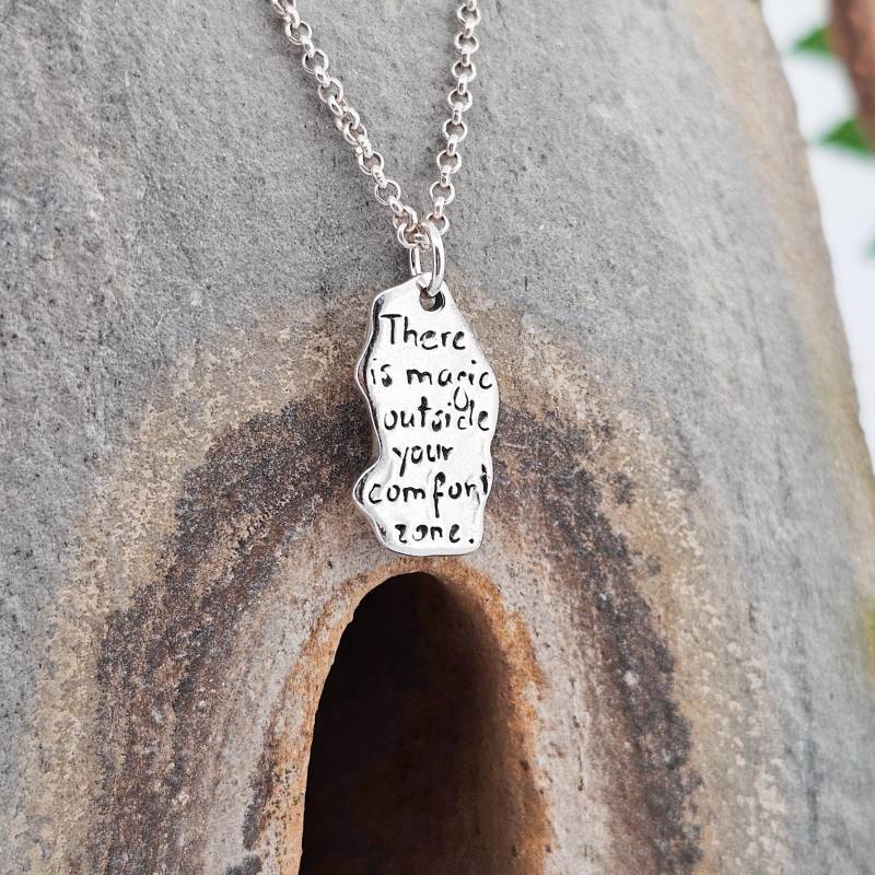 Zitat "There Is Magic Outside Your Comfort Zone.", Sterling Silber, Handgefertigt in Der Schweiz, Einzelstück, Anhänger, Handgraviert, Poesi von WhisperOfWildflowers