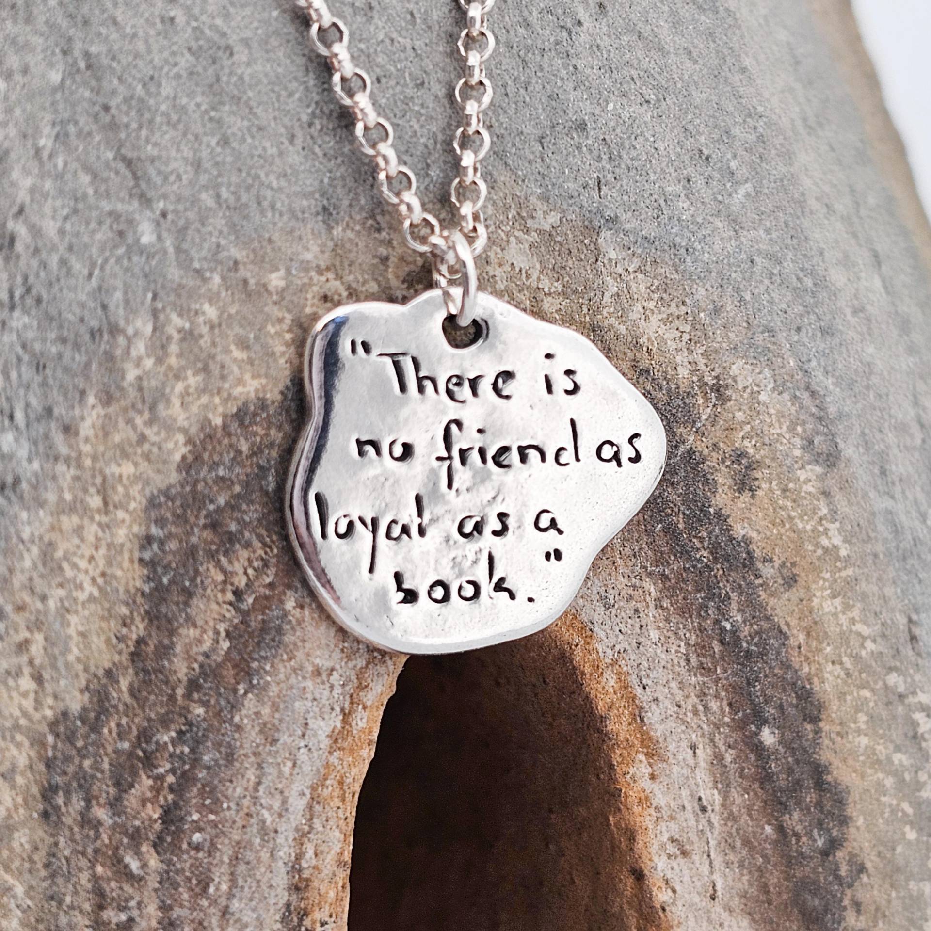 Zitat "There Is No Friend As Loyal A Book.", Sterling Silber, Handgefertigt in Der Schweiz, Einzelstück, Anhänger, Handgraviert von WhisperOfWildflowers