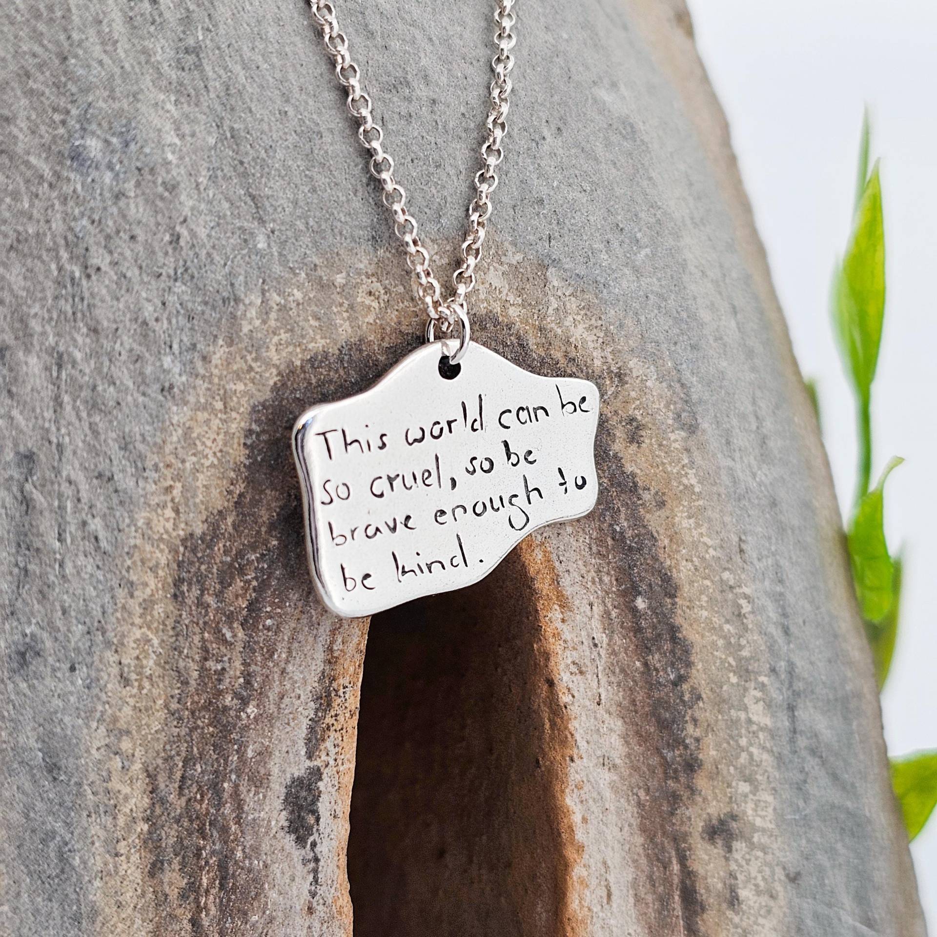 Zitat "This World Can Be So Cruel, Brave Enough To Kind.", 925Silber, Handgefertigt in Der Schweiz, Handgraviert, Poesie von WhisperOfWildflowers