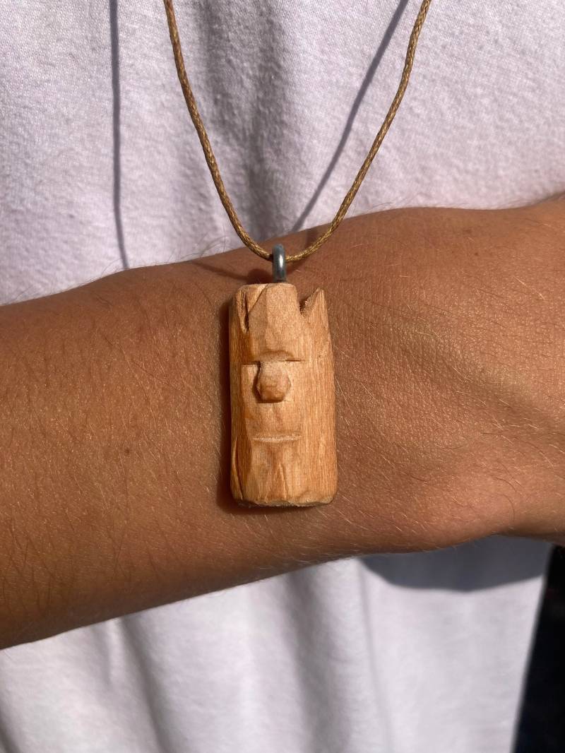 Kleiner Wood Spirit Anhänger Kette Aus Linden-Holz von WhisperingWorks