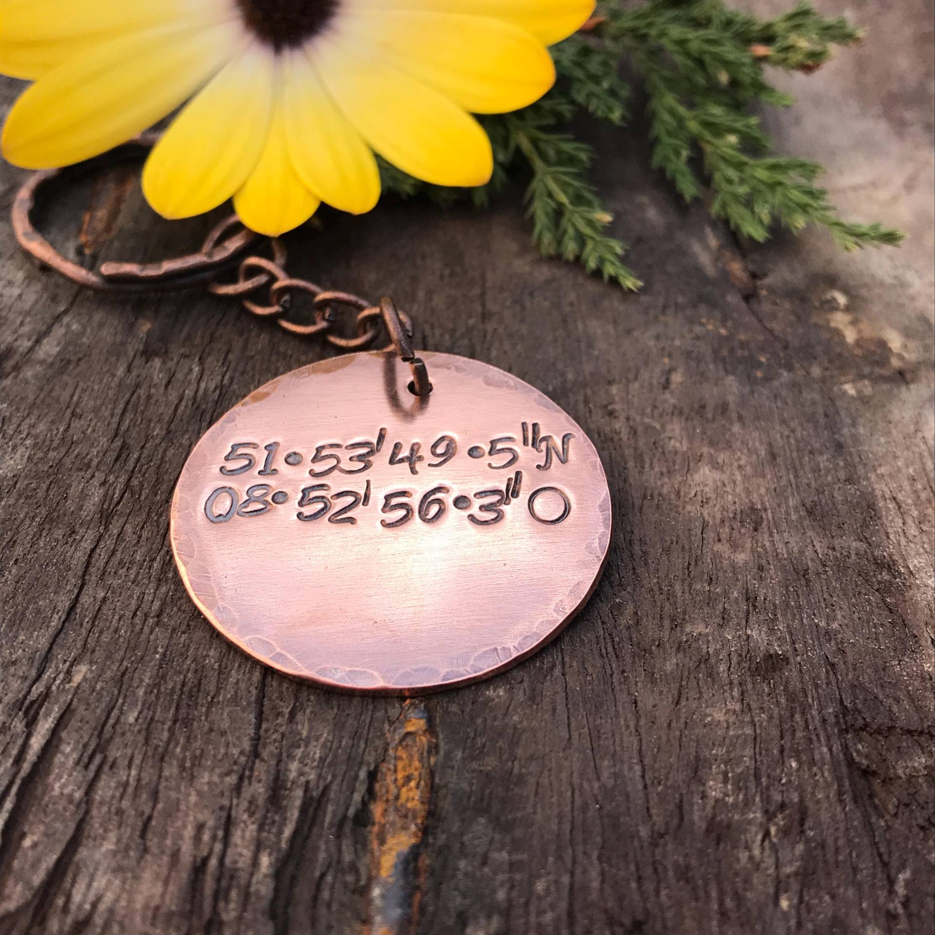 Handgefertigte Kupfer Koordinaten Keychain, Personalisierte Schlüsselanhänger von WhispersFromTheWild