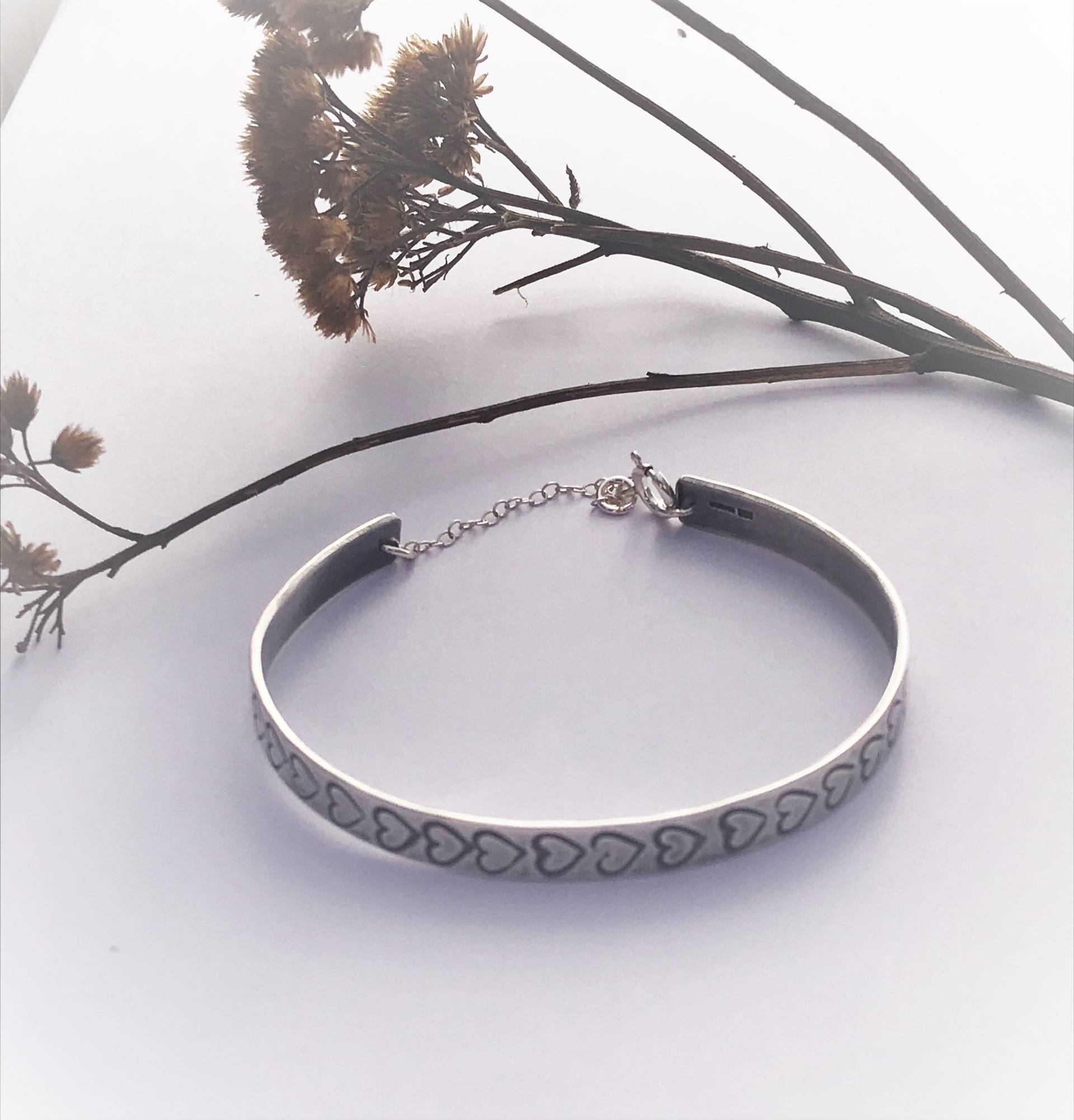 Personalisierter Sterling Silber Herz Armreif Ecosilver Armreif Mit Gravur von WhispersFromTheWild