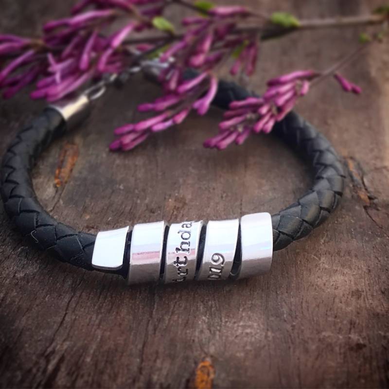 Personalisiertes Leder Armband Sterling Silber Anhänger Mit Gravur von WhispersFromTheWild