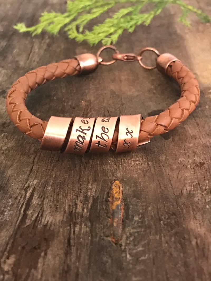 Personalisiertes Lederarmband Für Männer Gravierte Kupferrolle, Individuelle Namen von WhispersFromTheWild
