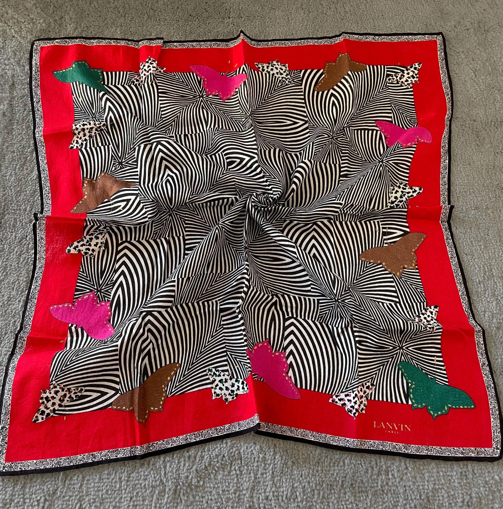 Vintage Lanvin Schmetterling Tuch Mit Abstraktem Muster Aus Japan, 50 cm50 cm Vintage Lanvin Schmetterling Tuch Mit Abstraktem Muster Aus Japan, 50 cm50 cm von WeaveEchoes