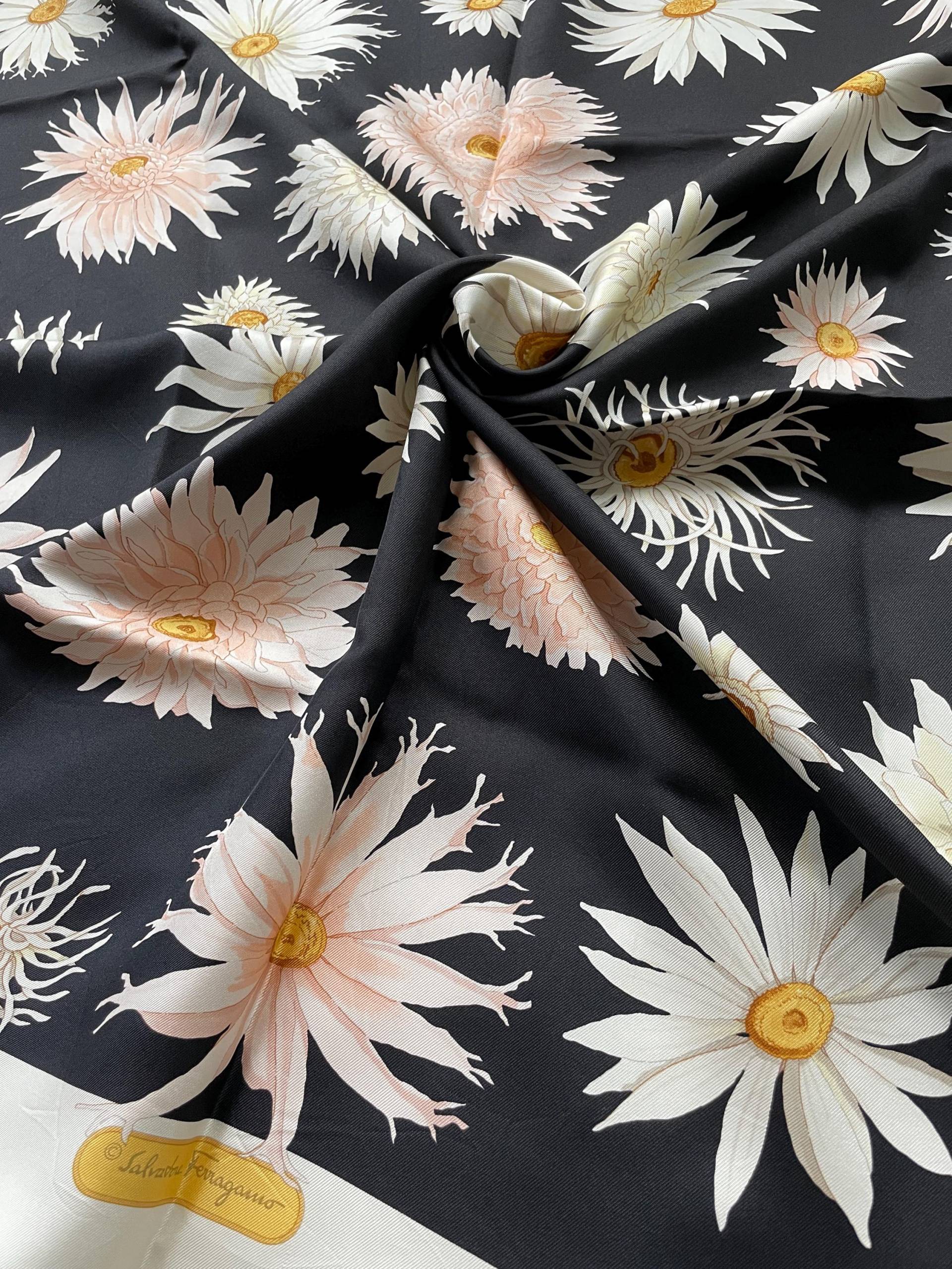 Vintage Salvatore Ferragamo Gerbera Gänseblümchen Seidentuch, Made in Italy, 87 cm87 cm Vintage Salvatore Ferragamo Gerbera Gänseblümchen Seidentuch, Made in Italy, 87 cm87 cm von WeaveEchoes
