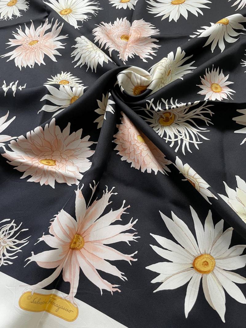 Vintage Salvatore Ferragamo Gerbera Gänseblümchen Seidentuch, Made in Italy, 87 cm87 cm Vintage Salvatore Ferragamo Gerbera Gänseblümchen Seidentuch, Made in Italy, 87 cm87 cm von WeaveEchoes
