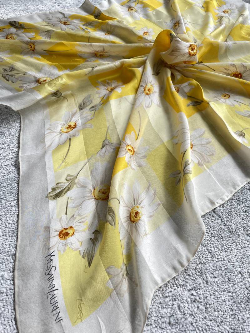 Vintage Seidentuch Von Yves Saint Laurent Aus Japan, 86 cm86 cm Vintage Seidentuch Von Yves Saint Laurent Aus Japan, 86 cm86 cm von WeaveEchoes