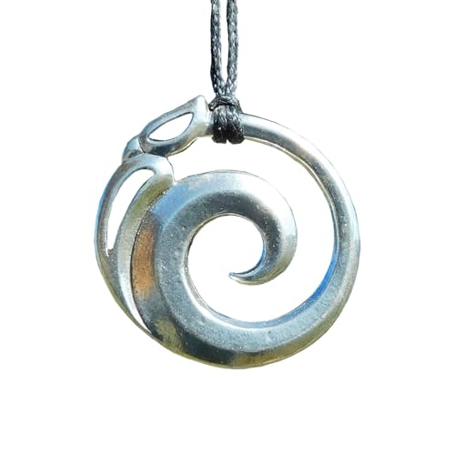 White Cloud New Zealand Runder Manaia-Anhänger, handgefertigt an verstellbarer, gewachster Kordel, Maori-Stammes-Schmuck aus feinem Zinn von William Sturt, Hartzinn, Kein Stein White Cloud New Zealand Runder Manaia-Anhänger, handgefertigt an verstellbarer, gewachster Kordel, Maori-Stammes-Schmuck aus feinem Zinn von William Sturt, Hartzinn, Kein Stein von White Cloud New Zealand