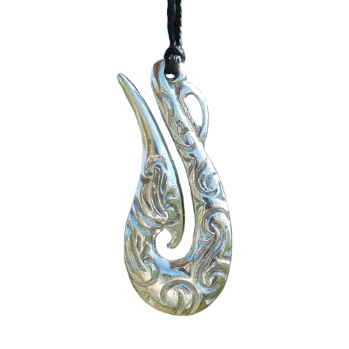 White Cloud New Zealand William Sturt Manaia-Anhänger mit Gravur Manaia, handgefertigt an verstellbarer, gewachster Schnur, Maori-Stammes-Schützerschmuck, Hartzinn White Cloud New Zealand William Sturt Manaia-Anhänger mit Gravur Manaia, handgefertigt an verstellbarer, gewachster Schnur, Maori-Stammes-Schützerschmuck, Hartzinn von White Cloud New Zealand