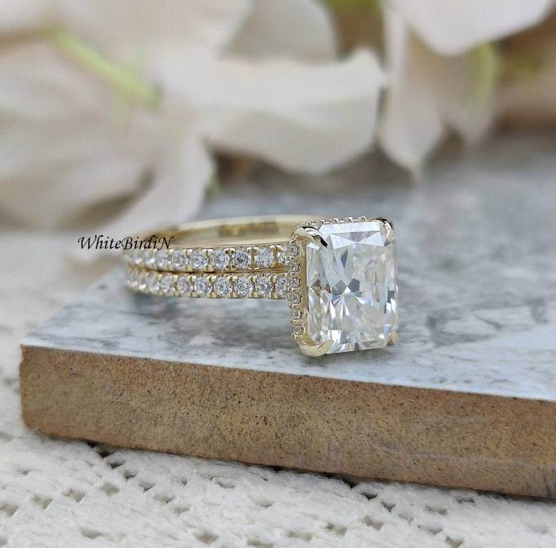 strahlender Schnitt 3.50 Ct Moissanit Verlobungsring Set, Versteckte Halo Ehering Diamant Jubiläumsring Halbe Eternity Band Für Sie von WhiteBirdIN