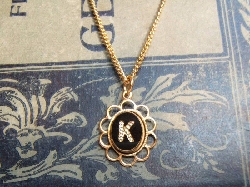 Vintage Glasanhänger Anfangshalskette 1960Er Jahre Deadstock Von Elisabeth Phillips Jewelry Vintage Glasanhänger Anfangshalskette 1960Er Jahre Deadstock Von Elisabeth Phillips Jewelry von WhiteElephantsShop