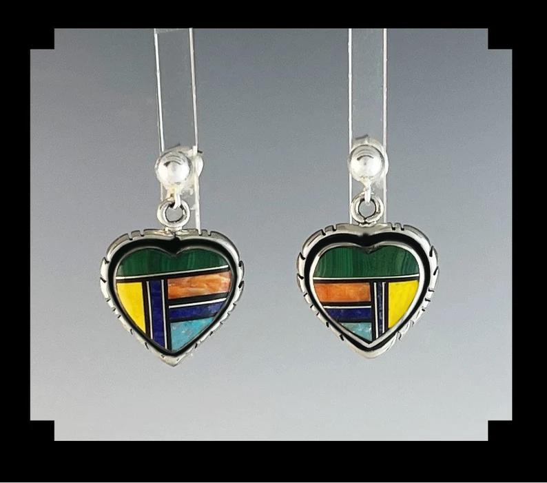 Handgefertigte Herz Ohrringe Aus Sterling Und Multi-Stone Inlay Handgefertigte Herz Ohrringe Aus Sterling Und Multi-Stone Inlay von WhiteFoxTradingCo