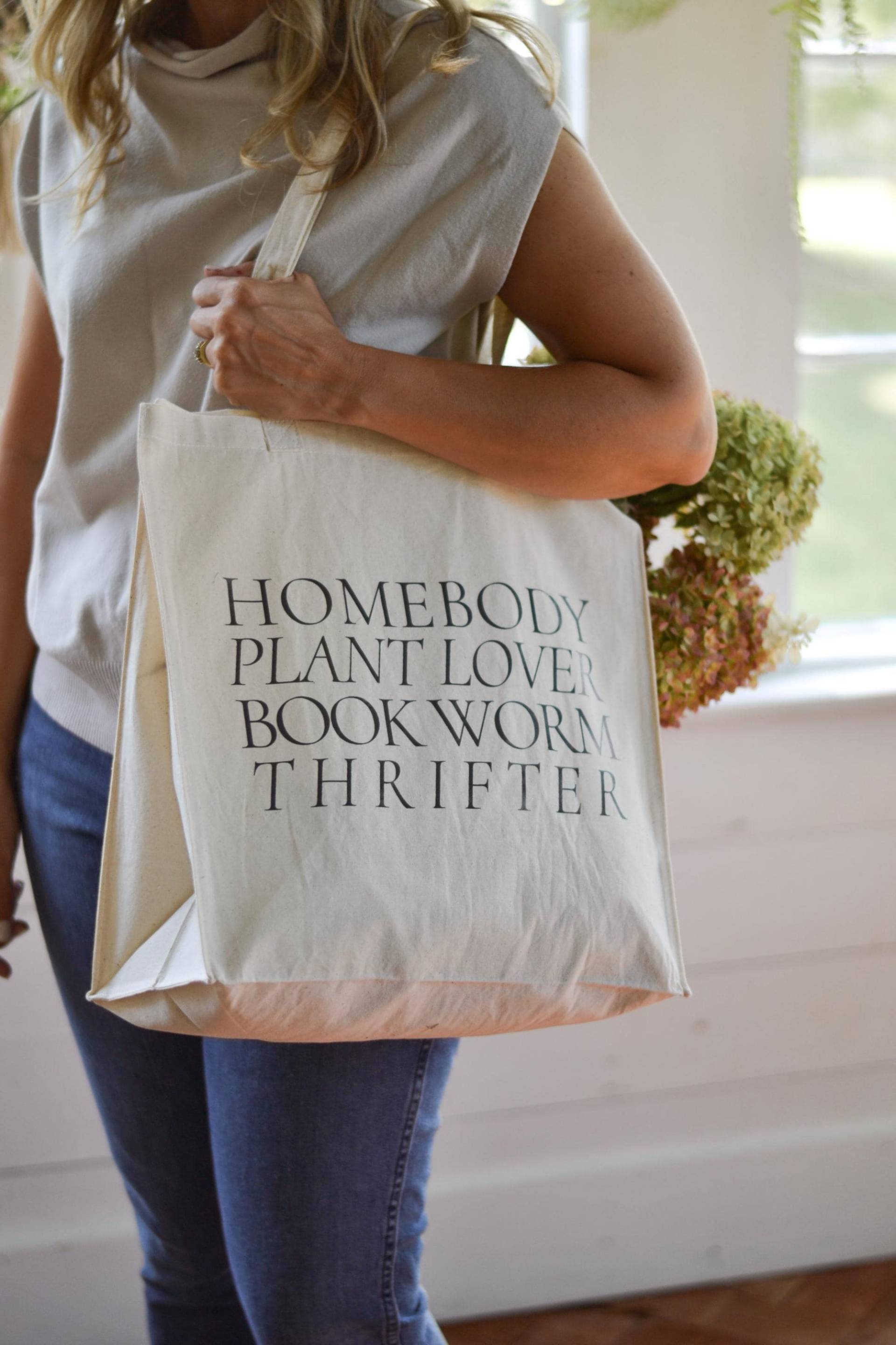 Homebody Tragetasche, Geschenkidee Für Pflanzenliebhaber, Bücherwurm, Thrifter Homebody Tragetasche, Geschenkidee Für Pflanzenliebhaber, Bücherwurm, Thrifter von WhiteGablesHomeShop