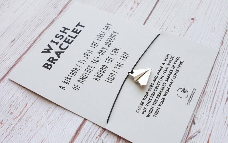 Papierflieger Wunsch Armband Silberfarbene Flugzeug Perle, Verstellbare Schnur Papierflieger Wunsch Armband Silberfarbene Flugzeug Perle, Verstellbare Schnur von WhiteHandDesigns