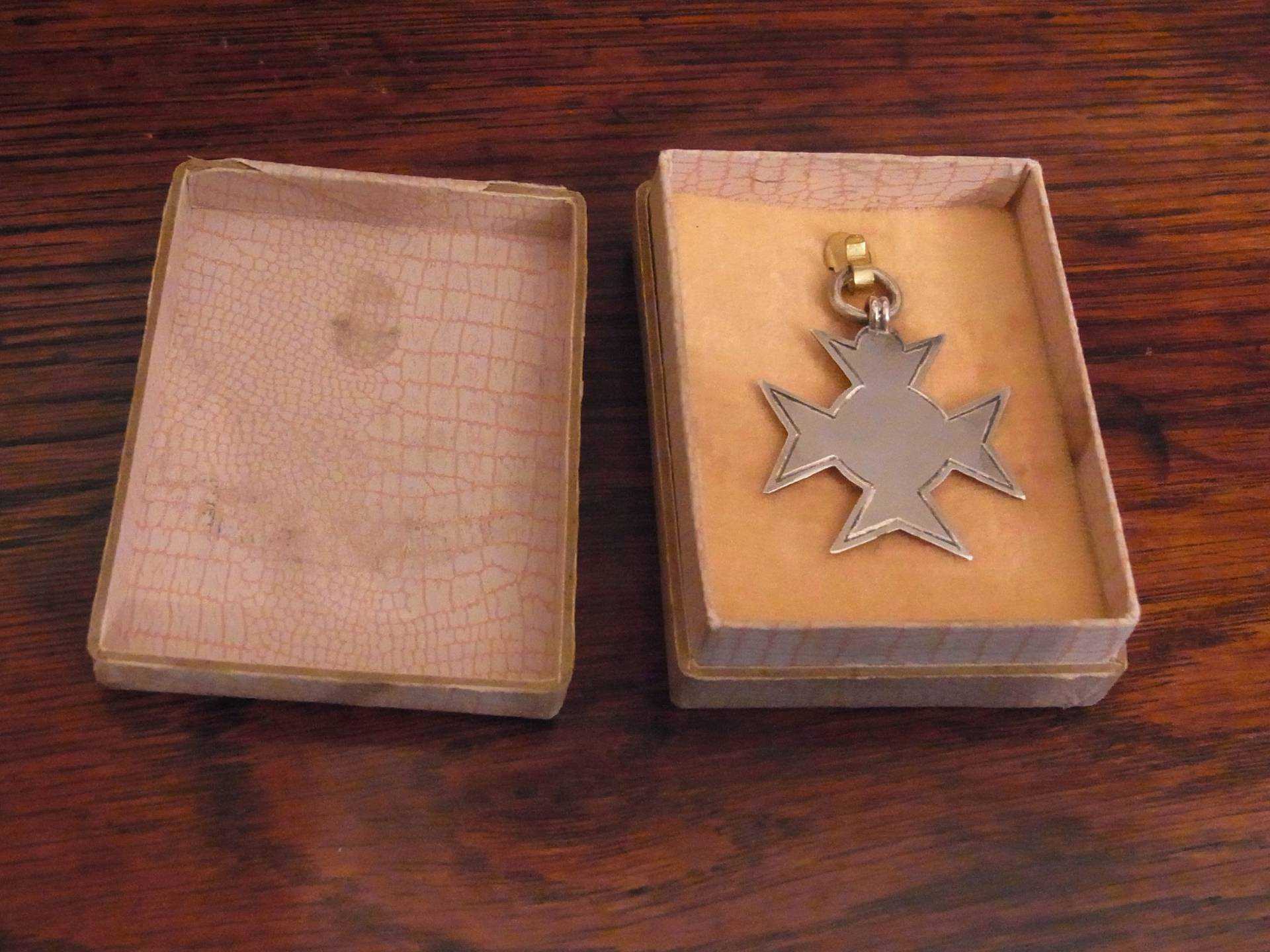 Vintage Box Sterling Silber Englisch Malteser Kreuz Medaille, Circa 1930Er Jahre, Fob, Medaillon, in Originalverpackung Malta Vintage Box Sterling Silber Englisch Malteser Kreuz Medaille, Circa 1930Er Jahre, Fob, Medaillon, in Originalverpackung Malta von WhiteHartAntiques
