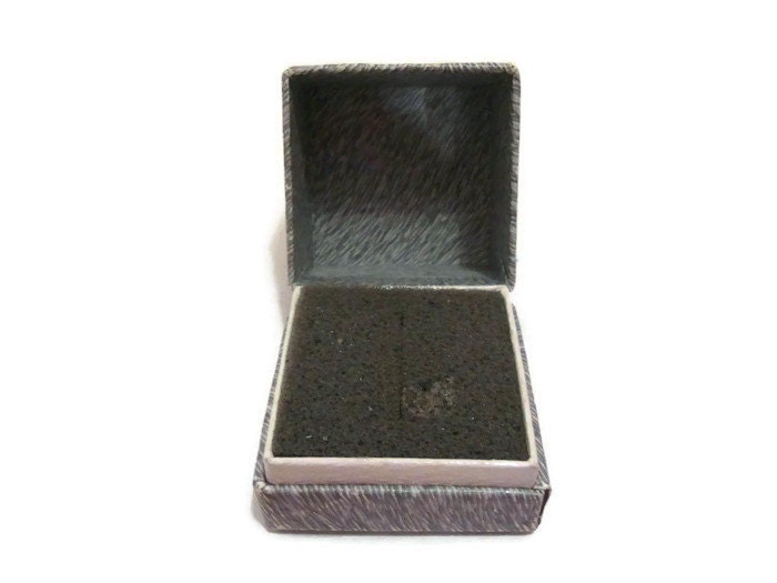 Vintage Karton Ringschachtel Schmuckschatulle Präsentationsbox Bedford, England Vintage Karton Ringschachtel Schmuckschatulle Präsentationsbox Bedford, England von WhiteHartAntiques