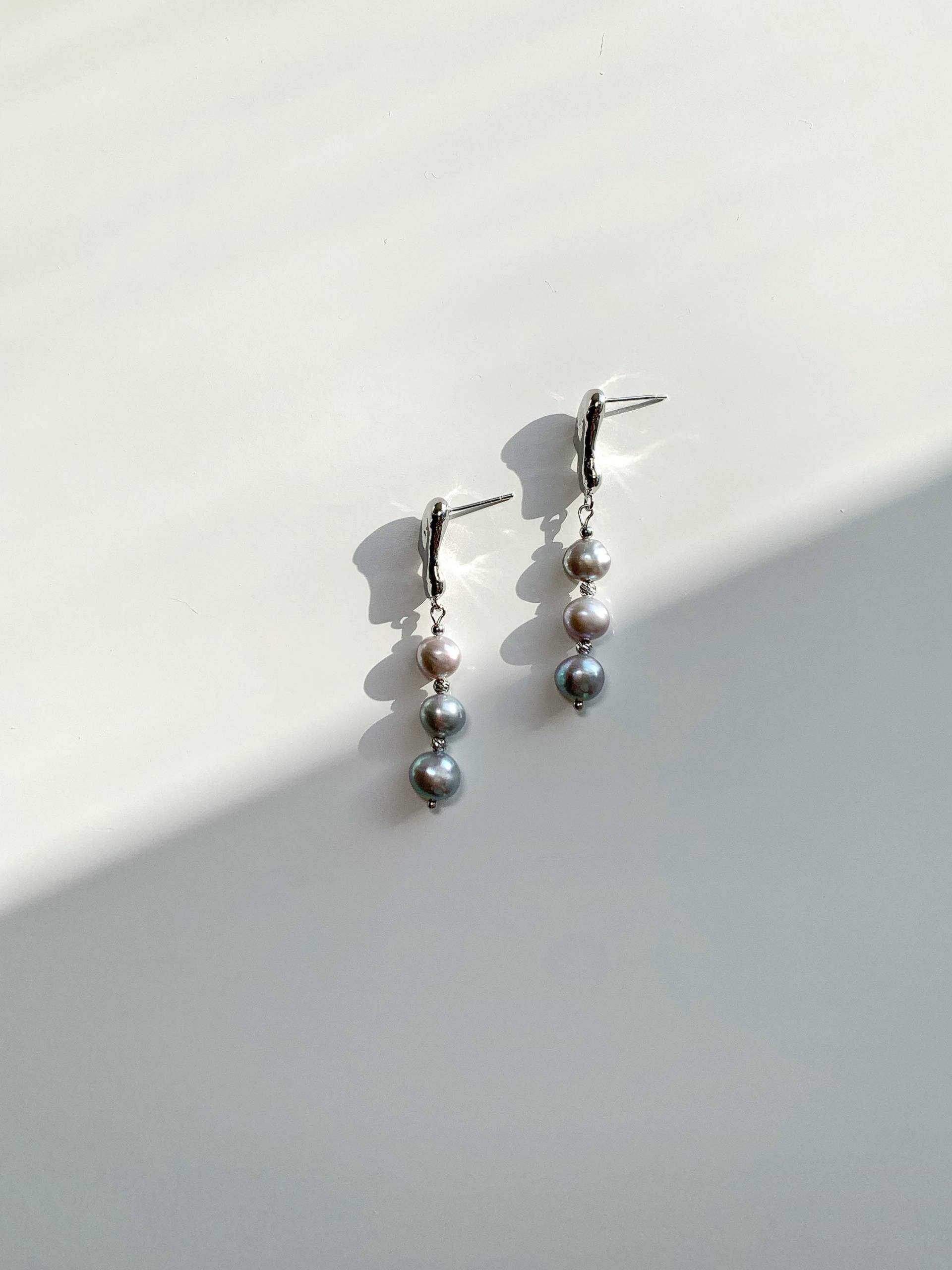 Graue Barocke Perle Tropfen Baumeln Ohrringe. Echte Süsswasserperle Alltags Hochzeit Brautgeschenk. Mutter Geschenk Graue Barocke Perle Tropfen Baumeln Ohrringe. Echte Süsswasserperle Alltags Hochzeit Brautgeschenk. Mutter Geschenk von WhiteMelisma