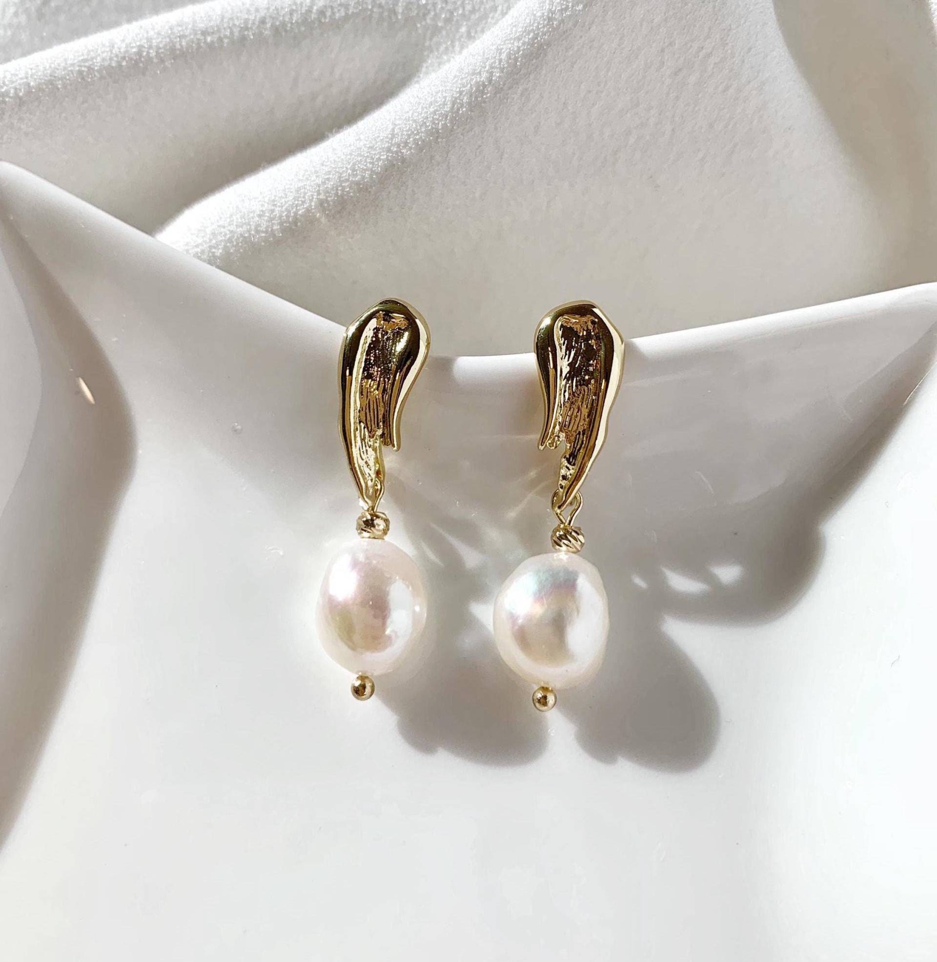 Süßwasser-Barock Perle Tropfen Ohrringe. Gehämmert Alltags Minimalist Hochzeit Braut Geschenk. Geschenk Für Sie Süßwasser-Barock Perle Tropfen Ohrringe. Gehämmert Alltags Minimalist Hochzeit Braut Geschenk. Geschenk Für Sie von WhiteMelisma