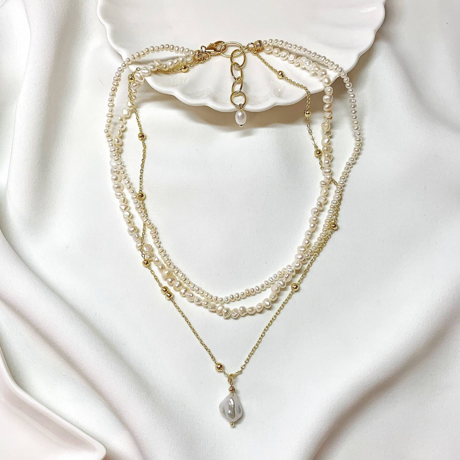Perlenkette Mit Anhänger. Keshi Perlenanhänger. Perlenkette. Mehrere Reihen Halskette. Hochzeits-Halskette. Braut Geschenk. Mutter Perlenkette Mit Anhänger. Keshi Perlenanhänger. Perlenkette. Mehrere Reihen Halskette. Hochzeits-Halskette. Braut Geschenk. Mutter von WhiteMelisma