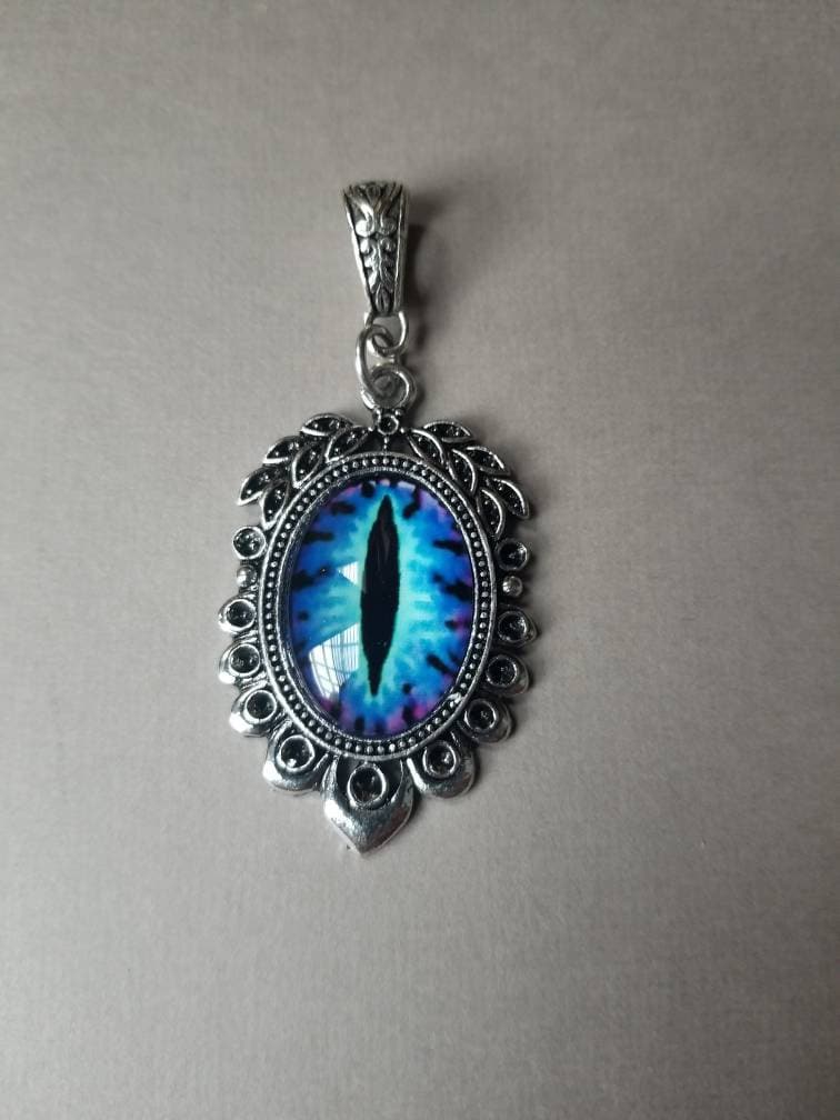 Drachenauge Anhänger, Halskette, Silberfarbene Fassungen, Katzenaugen Schmuck, Dämonenauge Glasaugen Cabochons, Aqua Oder Blaue Augen Drachenauge Anhänger, Halskette, Silberfarbene Fassungen, Katzenaugen Schmuck, Dämonenauge Glasaugen Cabochons, Aqua Oder Blaue Augen von WhitePeachCottage