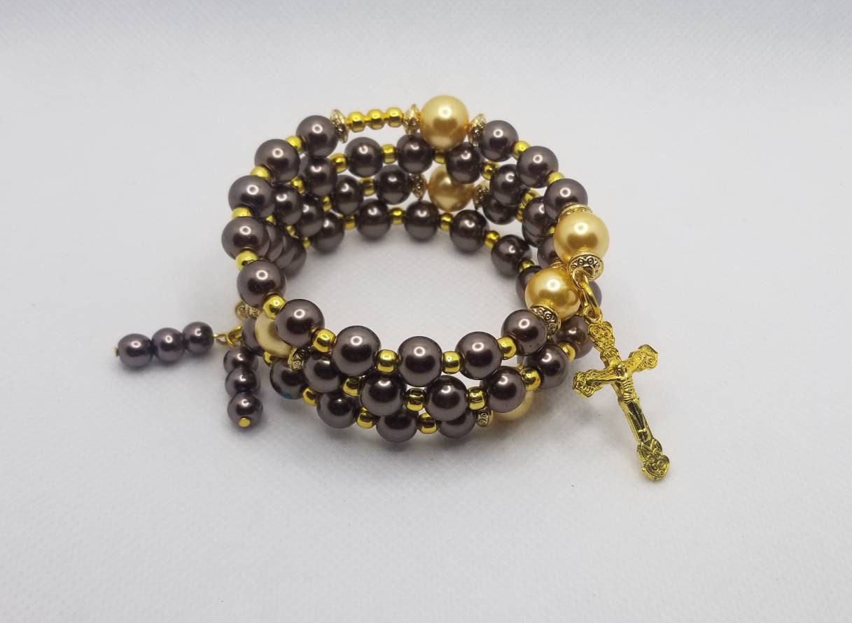 Fünf Jahrzehnt Rosenkranz Armband, Memory-Draht-Armband, Wickeln Braun Und Gelb Glasperlen, Gold Getönt Kruzifix, Religiöse Armband von WhitePeachCottage