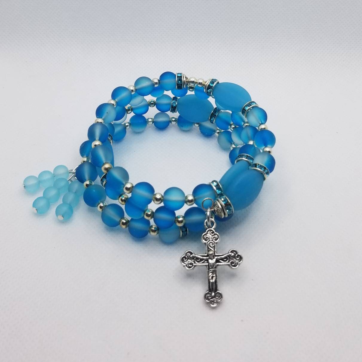 Fünf Jahrzehnt Rosenkranz Armband, Speicher Draht Wickeln Blau Gummiert Milch Glasperlen, Religiöse Strand Glasperlen von WhitePeachCottage