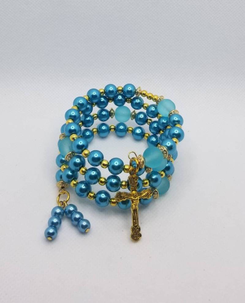 Fünf Jahrzehnt Rosenkranz Armband, Speicher Draht Wickeln Blaue Glasperlen, Blau Gummierten Gold Kruzifix, Religiöse Fünf Jahrzehnt Rosenkranz Armband, Speicher Draht Wickeln Blaue Glasperlen, Blau Gummierten Gold Kruzifix, Religiöse von WhitePeachCottage
