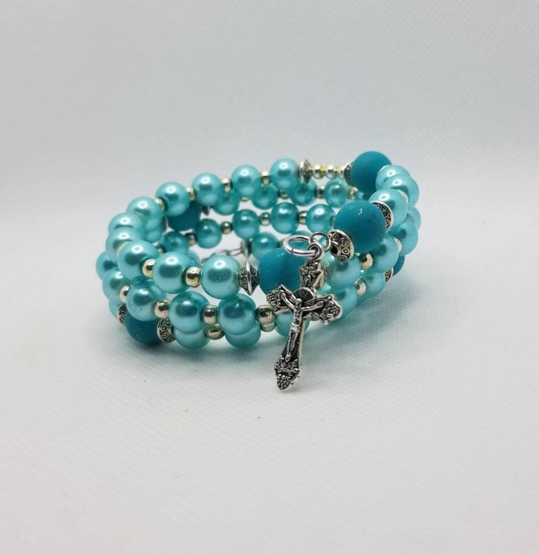 Fünf Jahrzehnt Rosenkranz Armband, Speicher Draht Wickeln Blaue Glasperlen, Blau Gummierten Silber Kruzifix, Religiöse von WhitePeachCottage