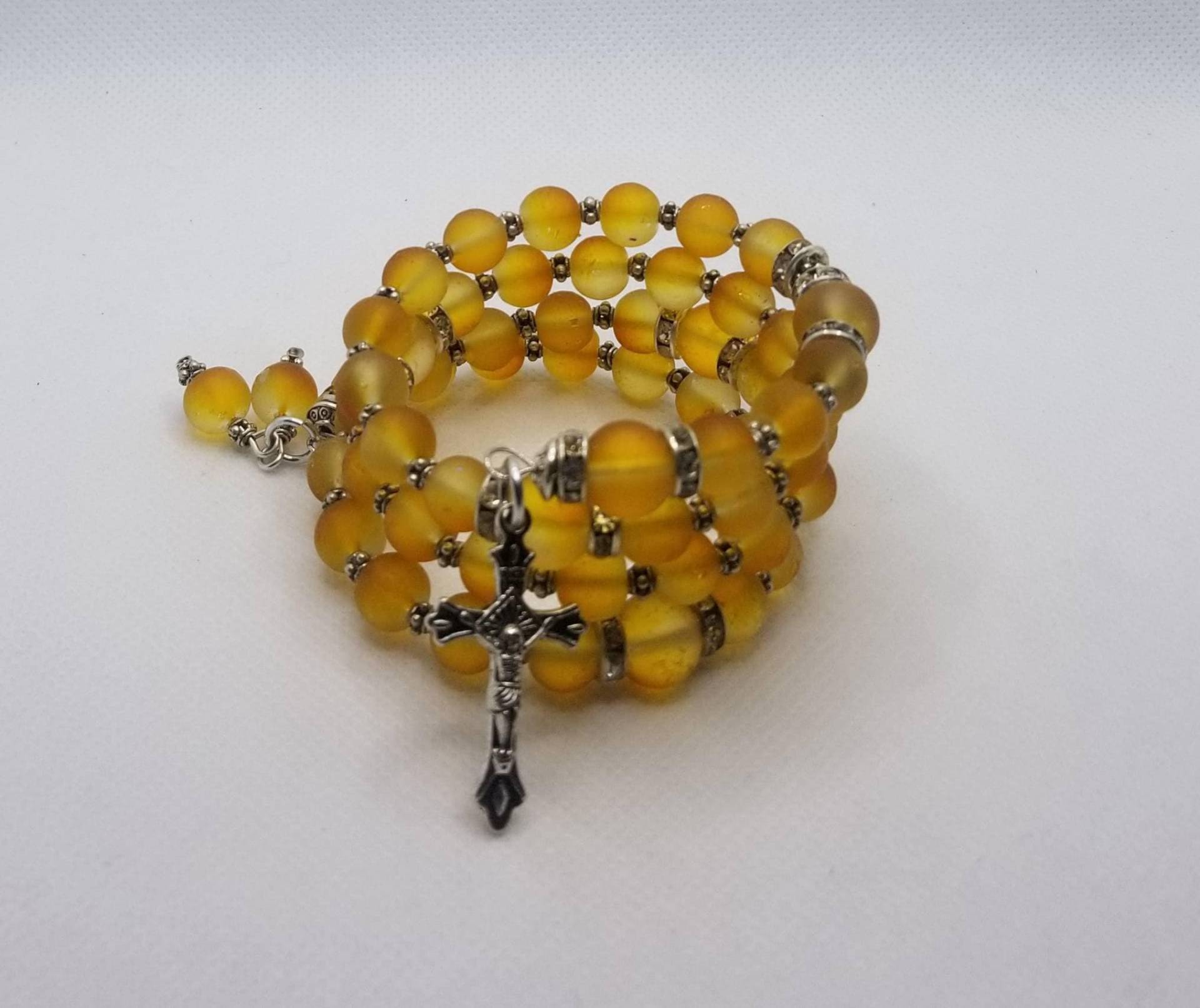 Fünf Jahrzehnt Rosenkranz Armband, Speicher Draht Wickeln Gelbgold Gummiert Milch Glasperlen, Religiöse Silber von WhitePeachCottage