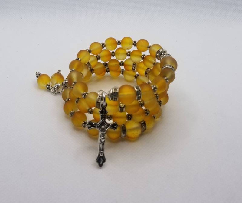 Fünf Jahrzehnt Rosenkranz Armband, Speicher Draht Wickeln Gelbgold Gummiert Milch Glasperlen, Religiöse Silber Fünf Jahrzehnt Rosenkranz Armband, Speicher Draht Wickeln Gelbgold Gummiert Milch Glasperlen, Religiöse Silber von WhitePeachCottage