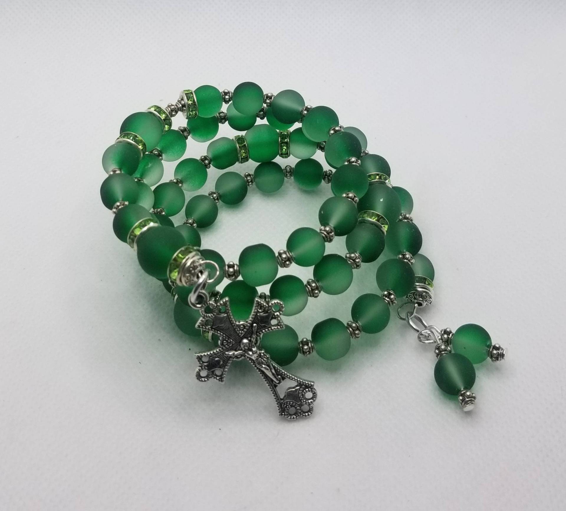 Fünf Jahrzehnt Rosenkranz Armband, Speicher Draht Wickeln Grün Gummiert Milch Glasperlen, Religiöse Silber von WhitePeachCottage