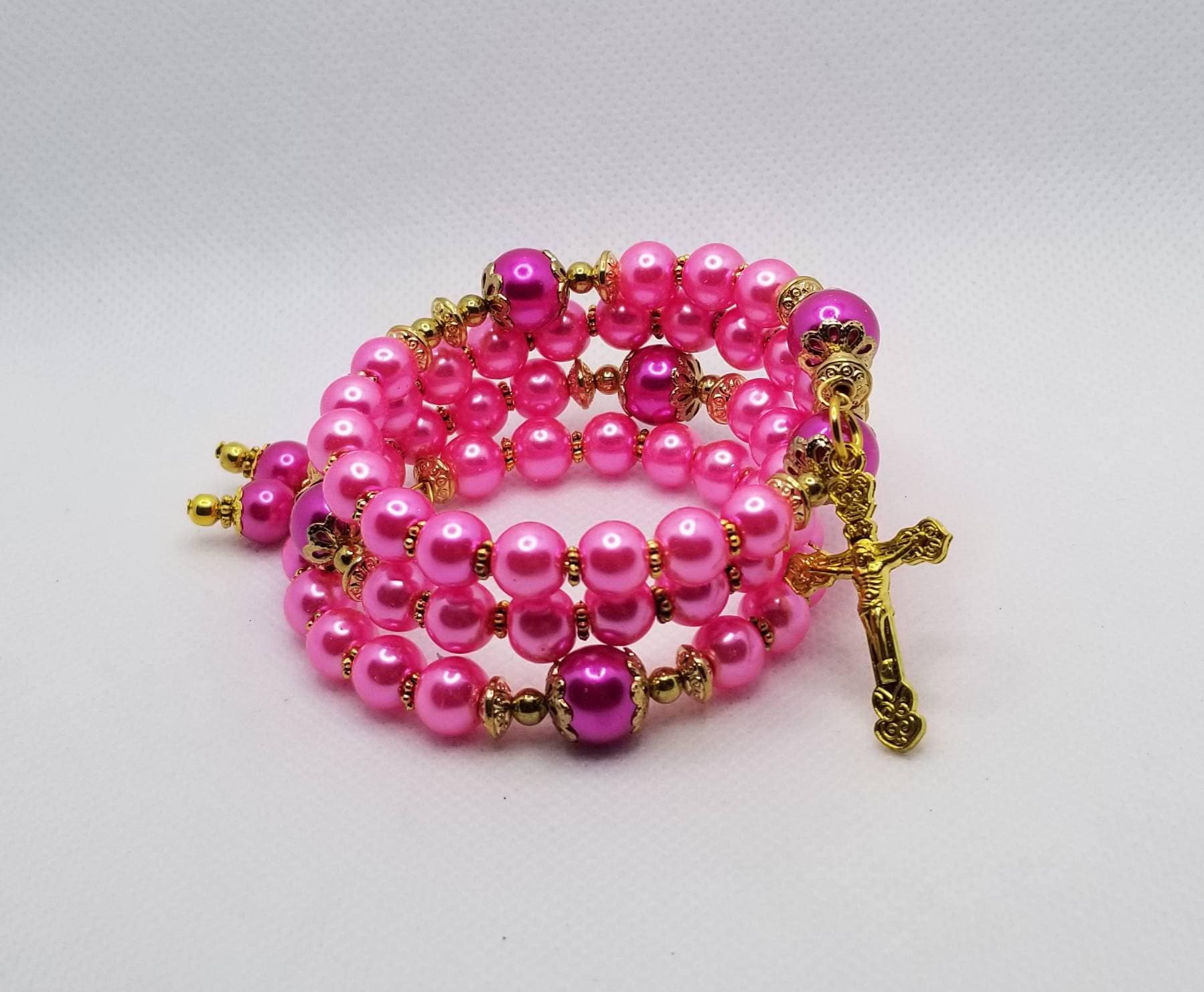 Fünf Jahrzehnt Rosenkranz Armband, Speicher Draht Wickeln Heiße Rosa Glasperlen, Gold Getönt Budded Kruzifix, Handverdrahtet, Gebet Perle von WhitePeachCottage