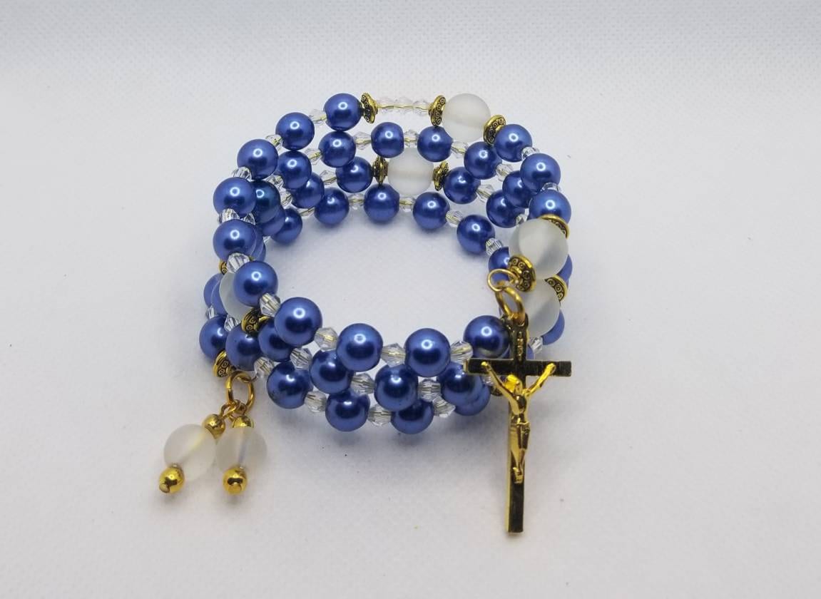 Fünf Jahrzehnt Rosenkranz Armband, Speicher Draht Wickeln Marine Glasperlen, Klar Milchglas, Religiöse Gold Kruzifix von WhitePeachCottage
