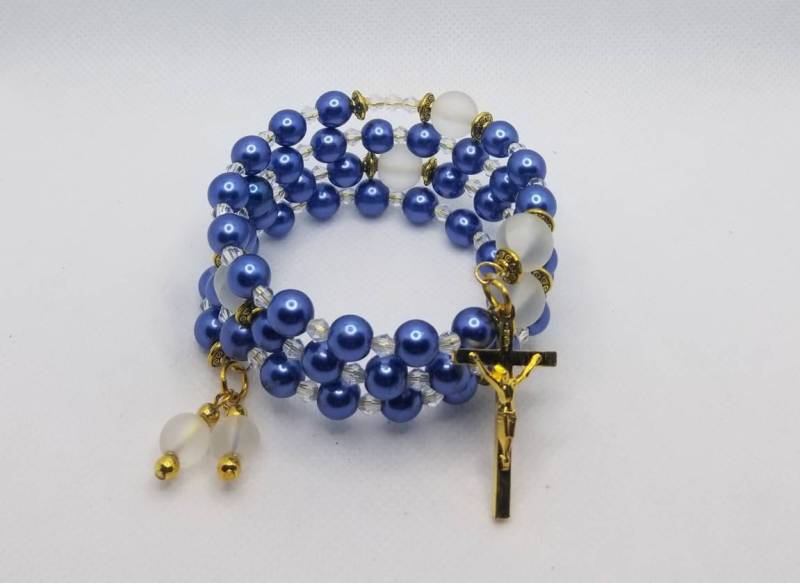 Fünf Jahrzehnt Rosenkranz Armband, Speicher Draht Wickeln Marine Glasperlen, Klar Milchglas, Religiöse Gold Kruzifix von WhitePeachCottage