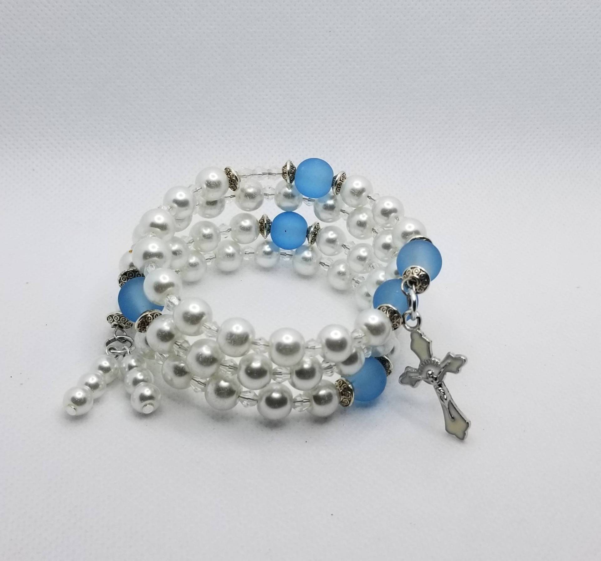 Fünf Jahrzehnt Rosenkranz Armband, Speicher Draht Wickeln Weiße Glasperlen, Blau Milched Religiöse Armband von WhitePeachCottage