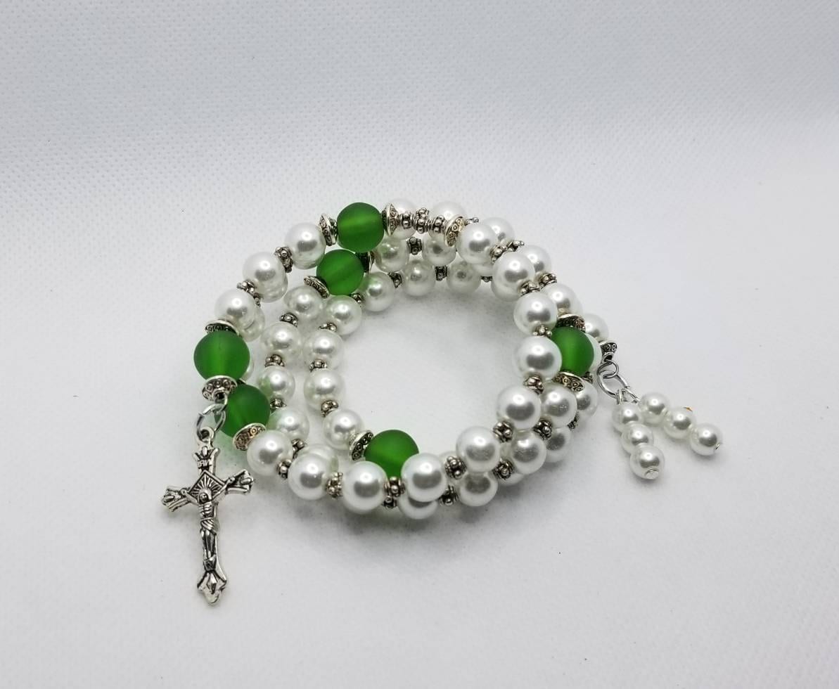 Fünf Jahrzehnt Rosenkranz Armband, Speicher Draht Wickeln Weiße Glasperlen, Grün Milched Silber Kruzifix, Religiöse von WhitePeachCottage