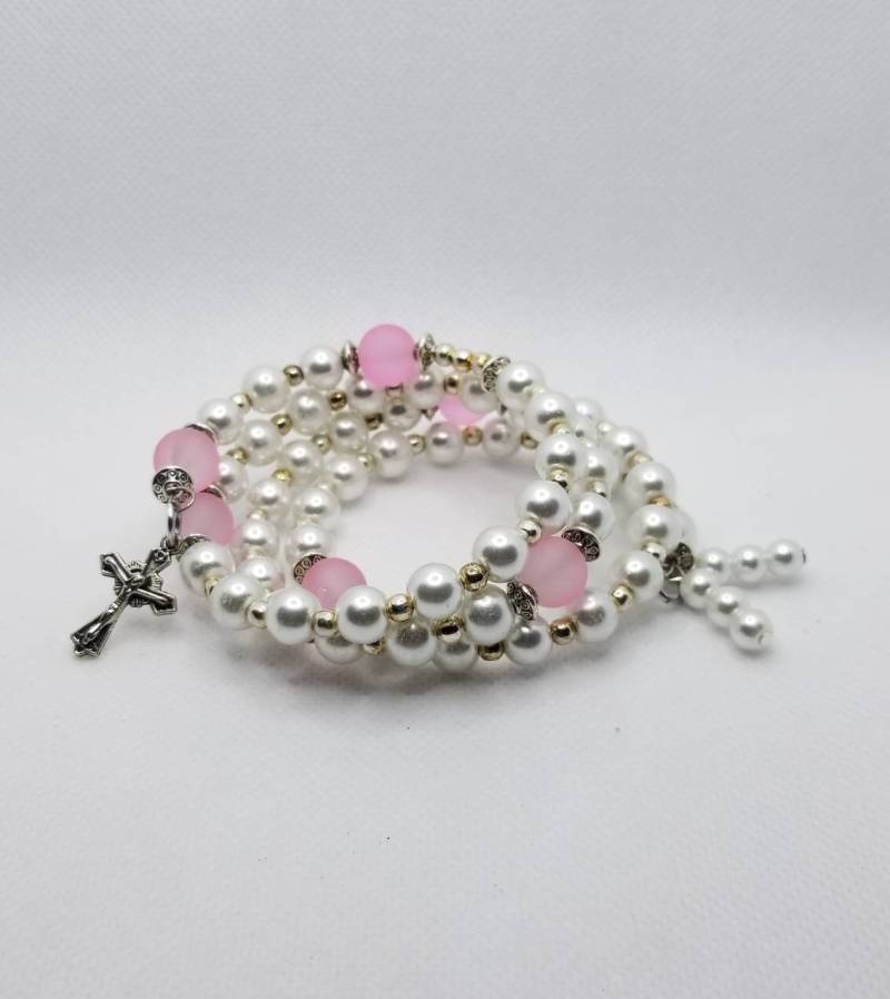 Fünf Jahrzehnt Rosenkranz Armband, Speicher Draht Wickeln Weiße Glasperlen, Rosa Milch Silber Kruzifix, Religiöse Fünf Jahrzehnt Rosenkranz Armband, Speicher Draht Wickeln Weiße Glasperlen, Rosa Milch Silber Kruzifix, Religiöse von WhitePeachCottage