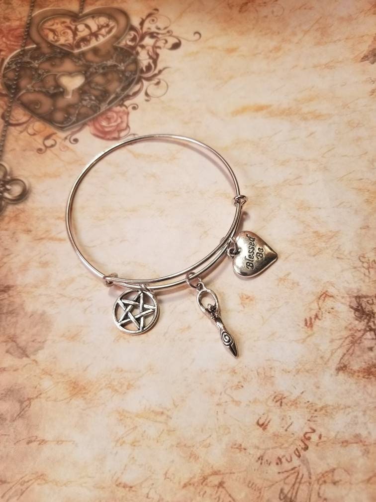 Göttin Armreif, Wicca Armband, Blessed Be Silberner Metall Erweiterbarer Bettelarmband, Pagan Schmuck, Armreif von WhitePeachCottage