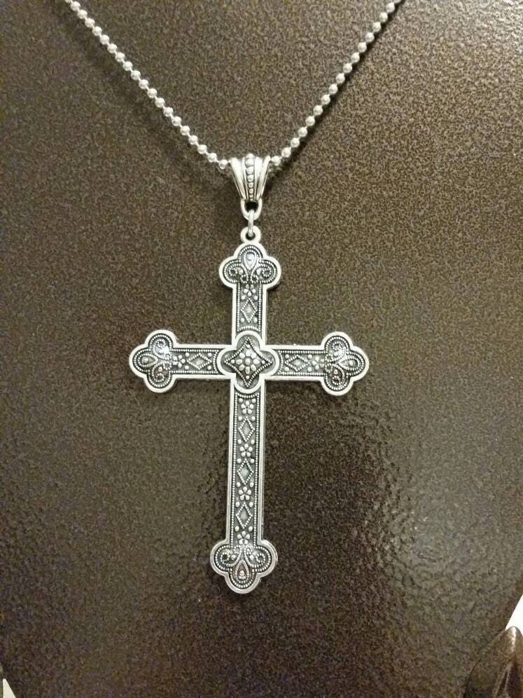 Kreuz Anhänger, Riesige Hoch Verzierte Silberfarbene Metall Anhänger Halskette Mit Ausgefallener Öse Und Kette, Religiöse von WhitePeachCottage
